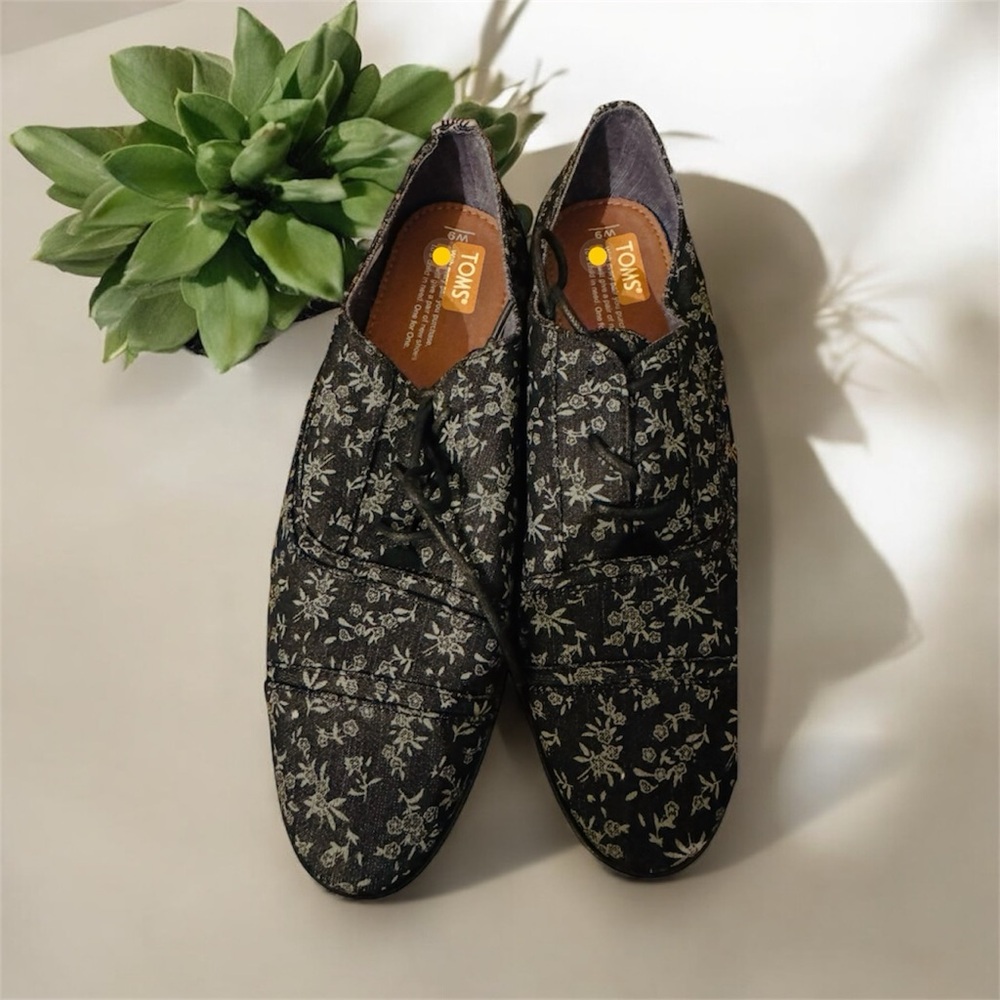 TOMS Black Floral Lace-Up Shoes (brand new )